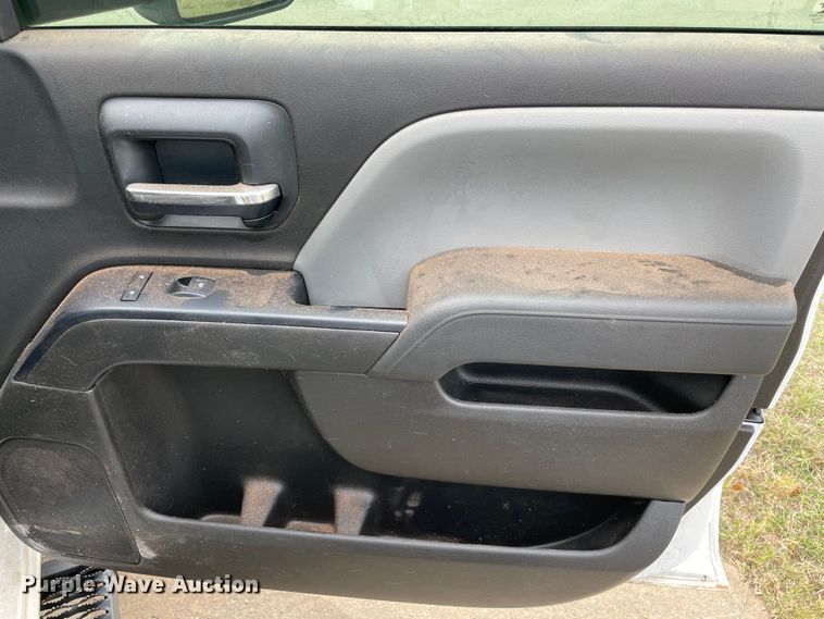 image for item MR9503 2018 Chevrolet Silverado 2500HD  Double Cab pickup truck cab and chassis