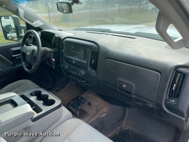 image for item MR9503 2018 Chevrolet Silverado 2500HD  Double Cab pickup truck cab and chassis