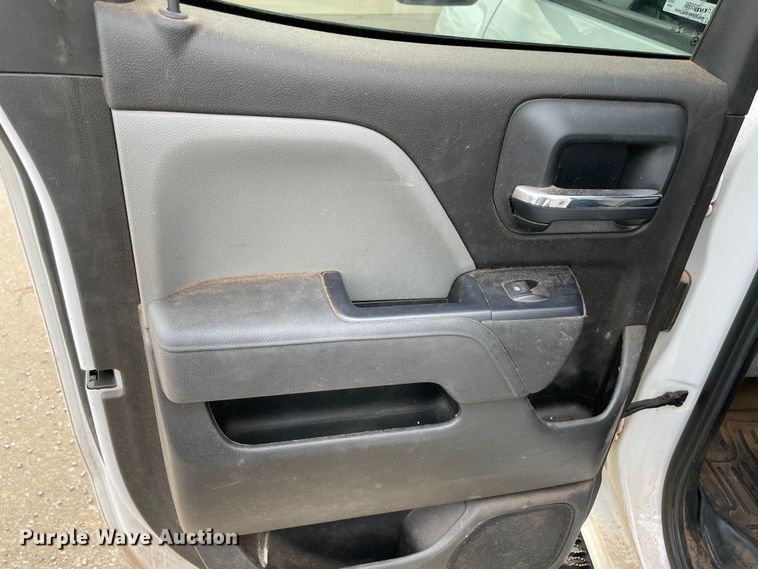 image for item MR9503 2018 Chevrolet Silverado 2500HD  Double Cab pickup truck cab and chassis