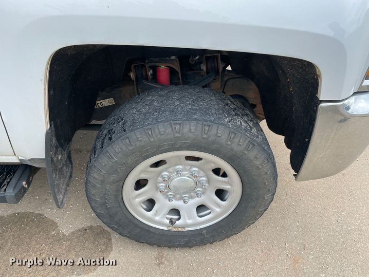 image for item MR9503 2018 Chevrolet Silverado 2500HD  Double Cab pickup truck cab and chassis