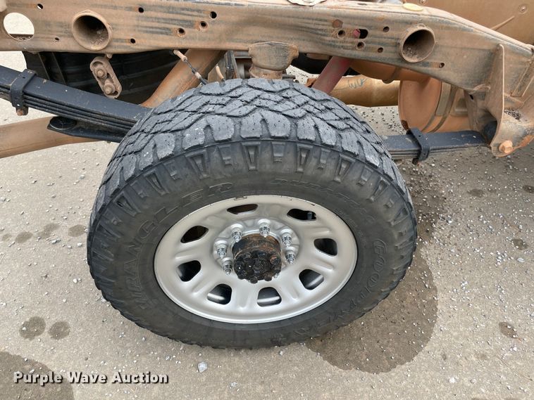 image for item MR9503 2018 Chevrolet Silverado 2500HD  Double Cab pickup truck cab and chassis