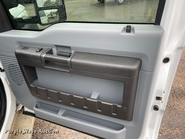 image for item MR9520 2016 Ford F550 Super Duty XL  utility / service truck