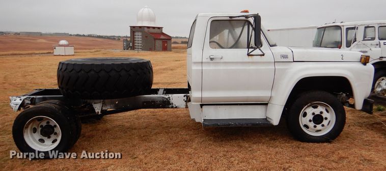 image for item MT9810 1975 Ford F500  truck cab and chassis