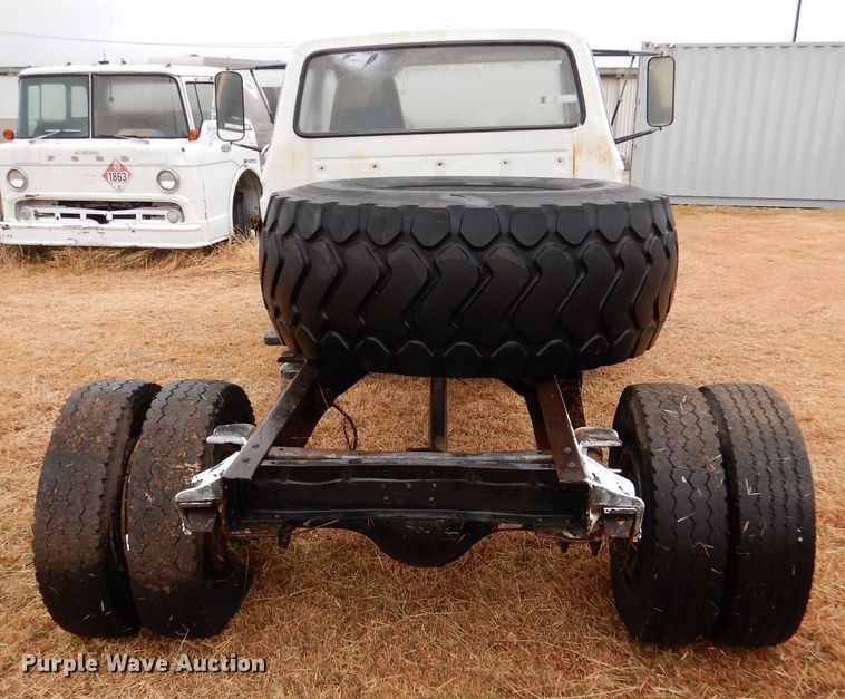 image for item MT9810 1975 Ford F500  truck cab and chassis