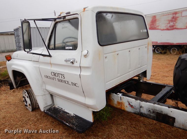 image for item MT9810 1975 Ford F500  truck cab and chassis