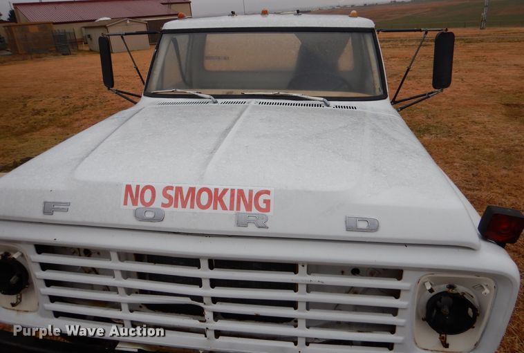 image for item MT9810 1975 Ford F500  truck cab and chassis