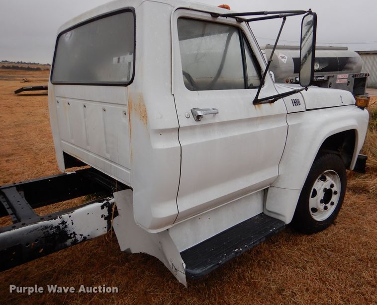 image for item MT9810 1975 Ford F500  truck cab and chassis