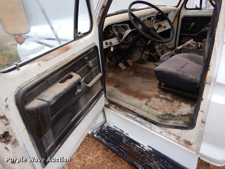 image for item MT9810 1975 Ford F500  truck cab and chassis