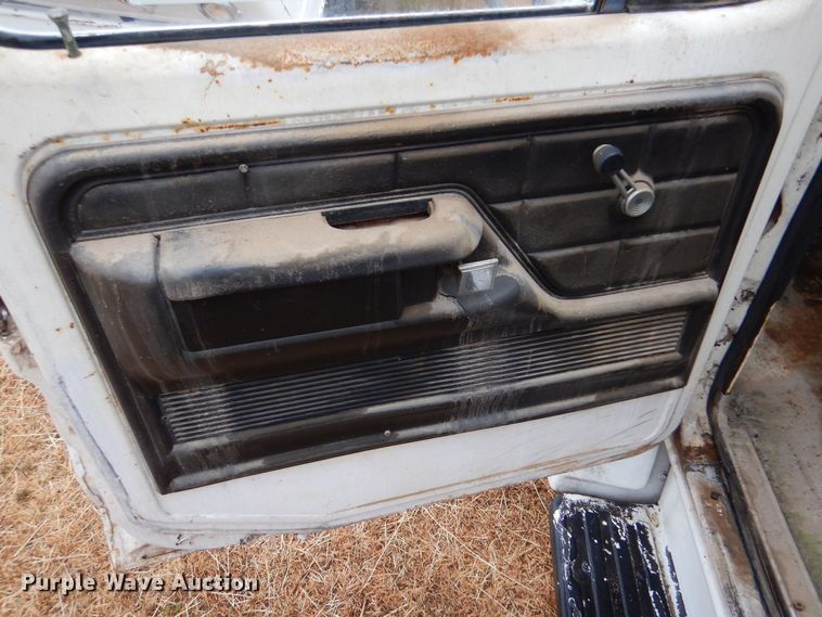 image for item MT9810 1975 Ford F500  truck cab and chassis