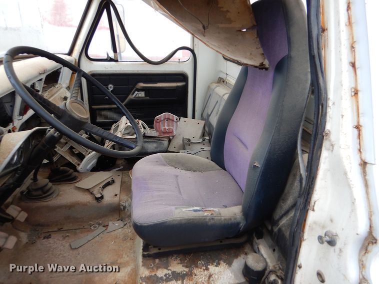 image for item MT9810 1975 Ford F500  truck cab and chassis