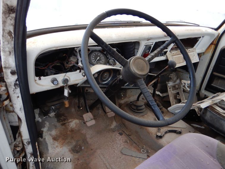 image for item MT9810 1975 Ford F500  truck cab and chassis