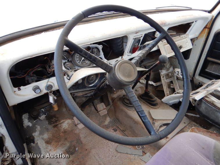 image for item MT9810 1975 Ford F500  truck cab and chassis