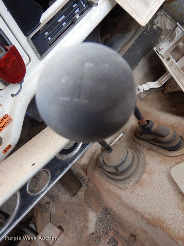 image for item MT9810 1975 Ford F500  truck cab and chassis