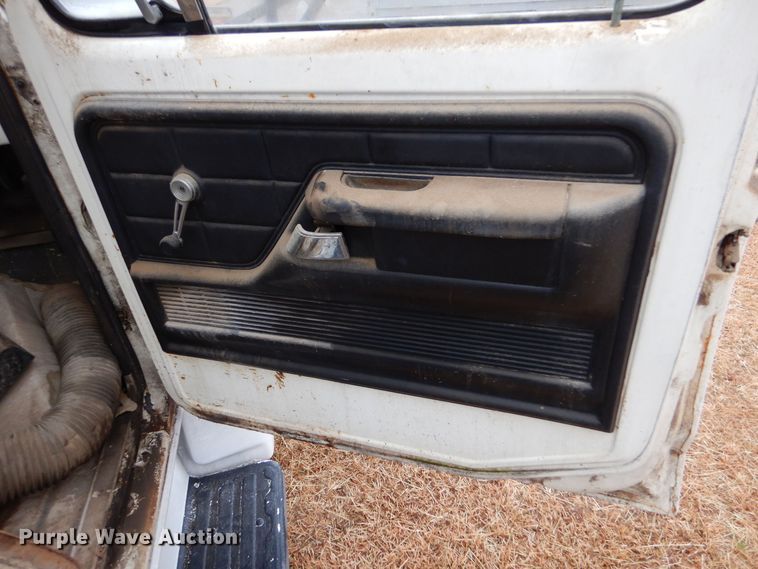 image for item MT9810 1975 Ford F500  truck cab and chassis