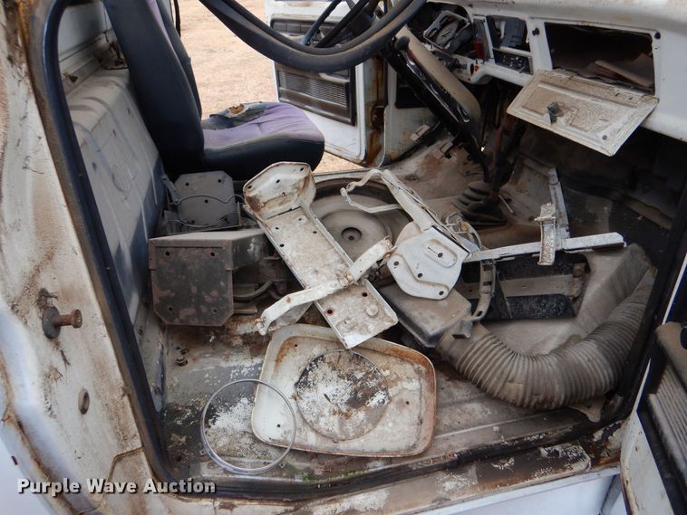 image for item MT9810 1975 Ford F500  truck cab and chassis