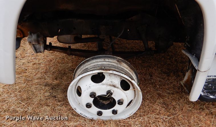 image for item MT9810 1975 Ford F500  truck cab and chassis