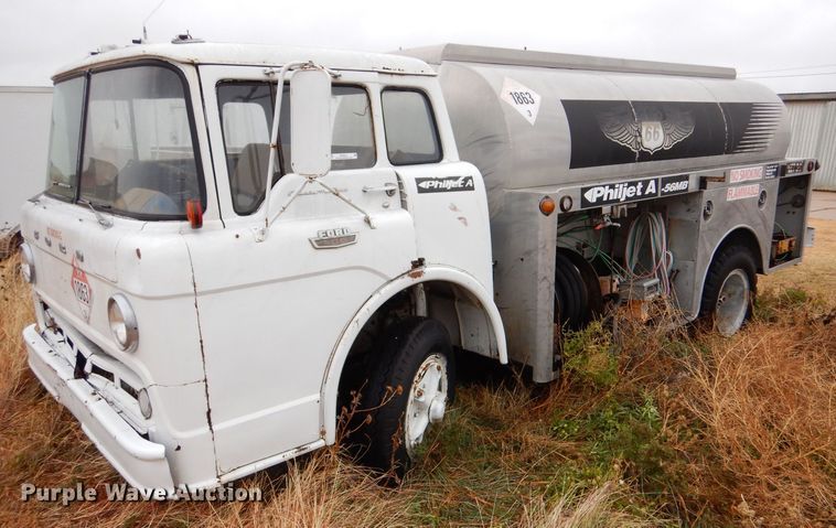 image for item MT9811 Ford C700  fuel truck