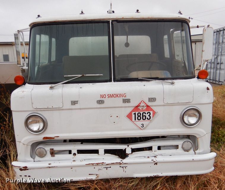 image for item MT9811 Ford C700  fuel truck