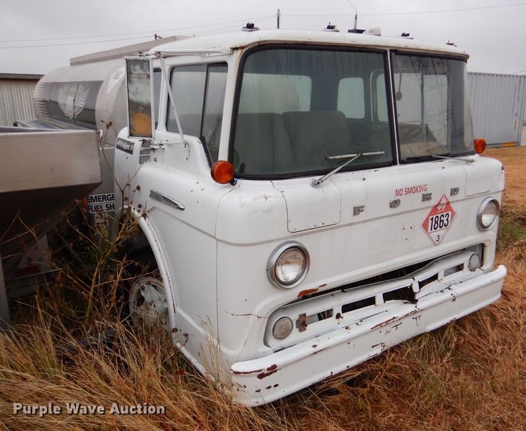 image for item MT9811 Ford C700  fuel truck