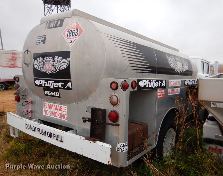 image for item MT9811 Ford C700  fuel truck