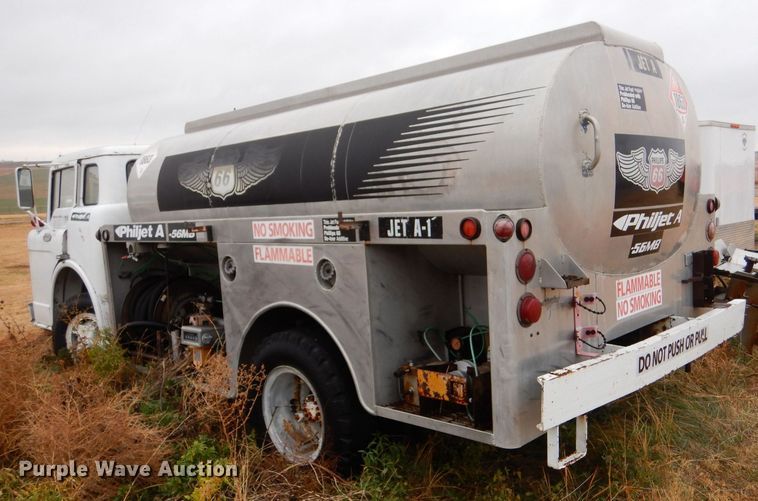 image for item MT9811 Ford C700  fuel truck