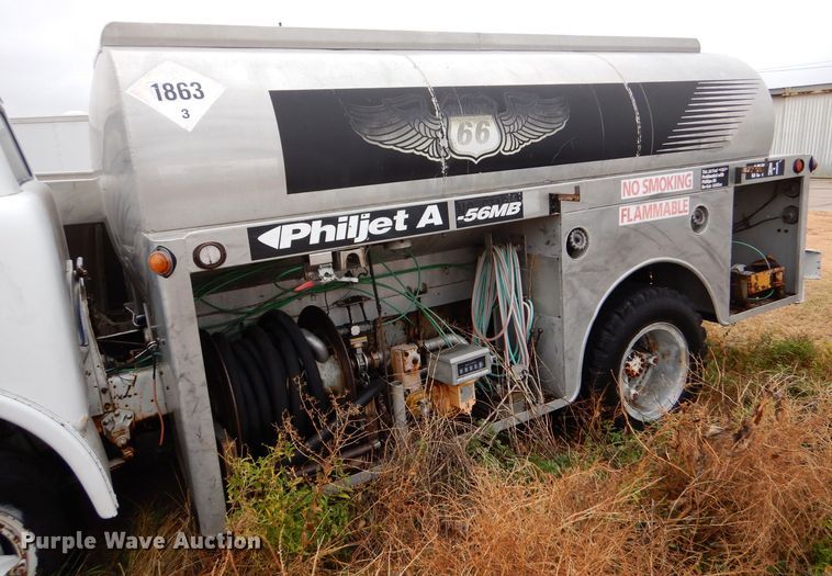 image for item MT9811 Ford C700  fuel truck