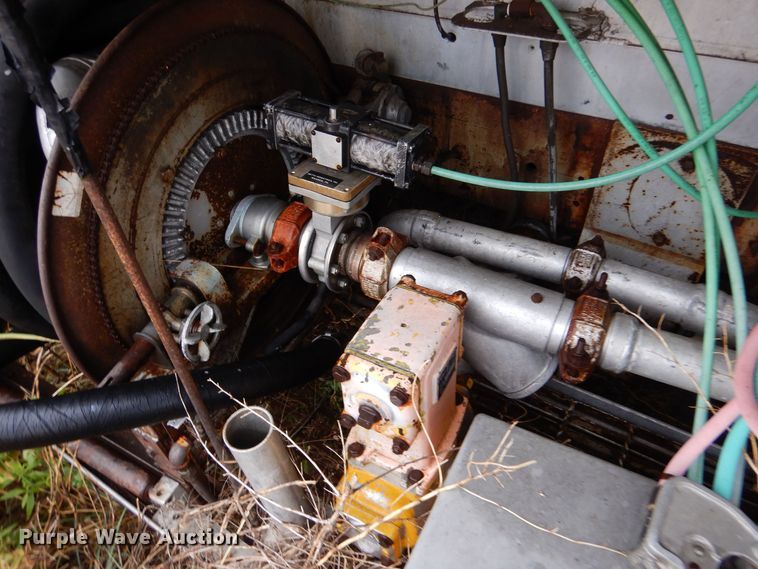 image for item MT9811 Ford C700  fuel truck