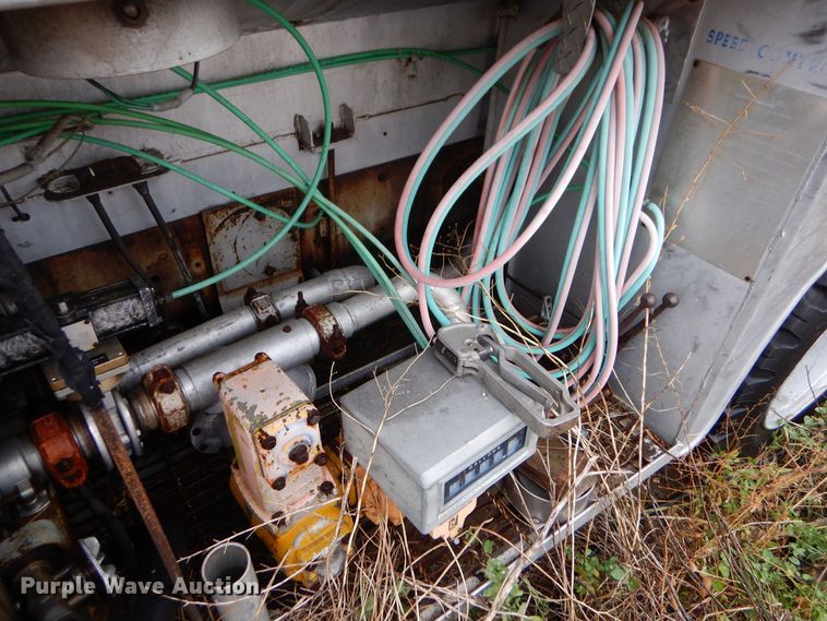 image for item MT9811 Ford C700  fuel truck