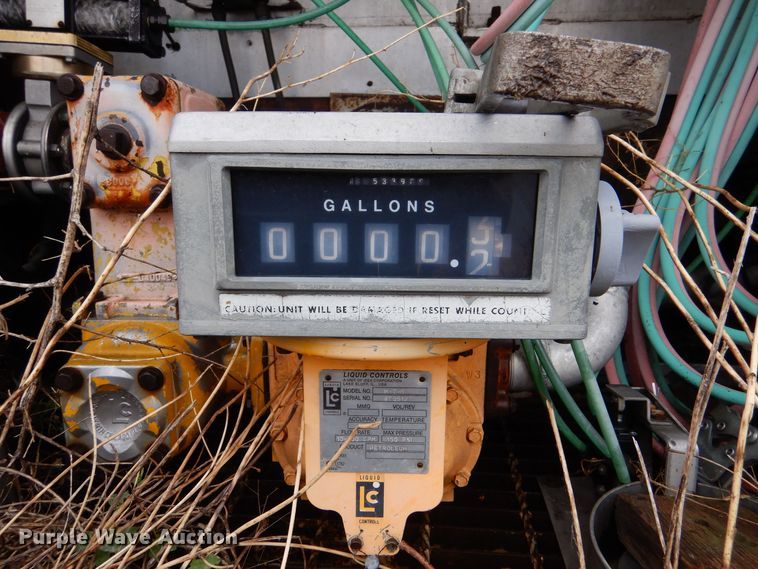 image for item MT9811 Ford C700  fuel truck