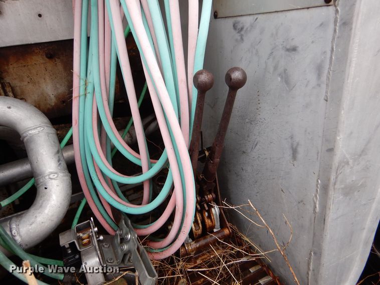 image for item MT9811 Ford C700  fuel truck