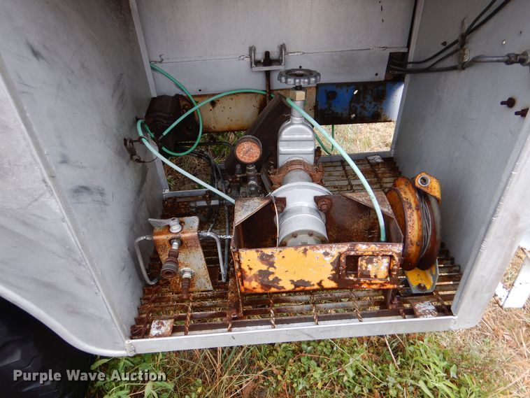 image for item MT9811 Ford C700  fuel truck