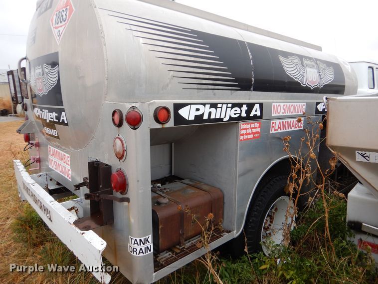 image for item MT9811 Ford C700  fuel truck