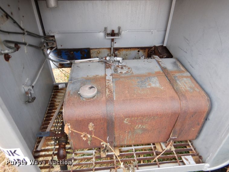 image for item MT9811 Ford C700  fuel truck