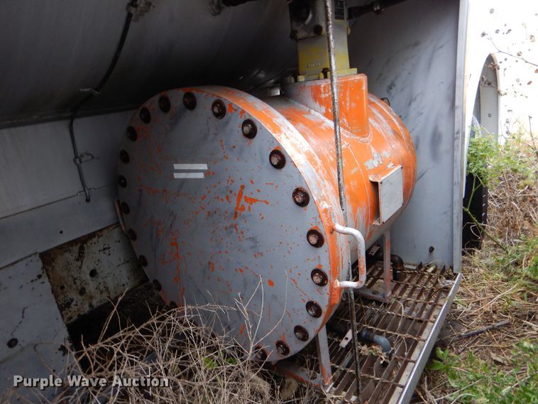 image for item MT9811 Ford C700  fuel truck