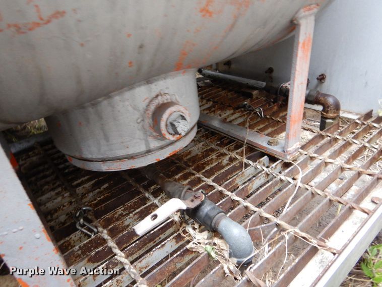 image for item MT9811 Ford C700  fuel truck