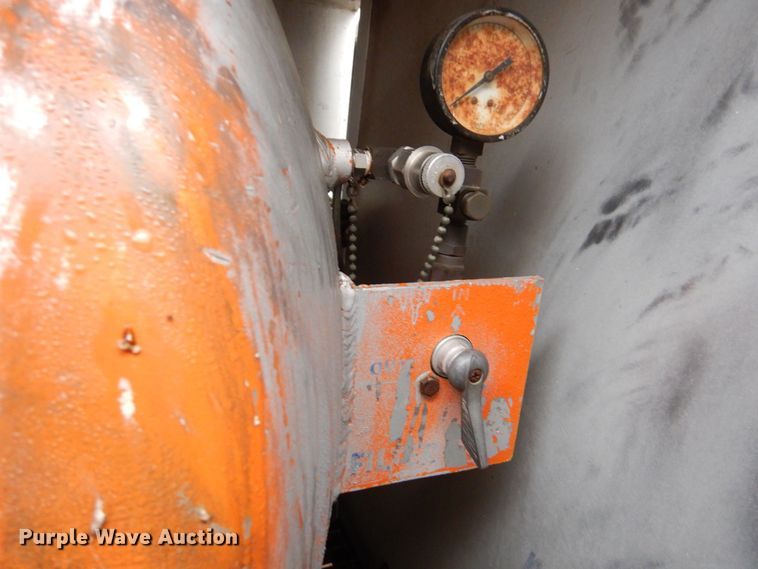 image for item MT9811 Ford C700  fuel truck