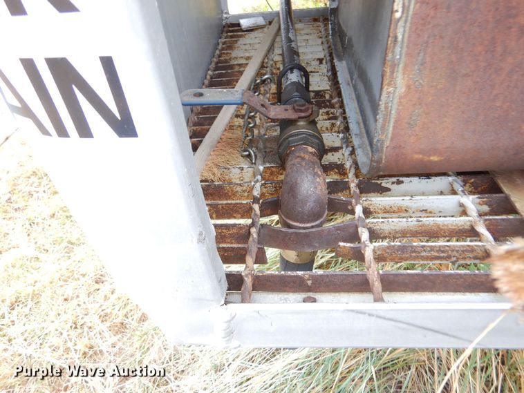 image for item MT9811 Ford C700  fuel truck