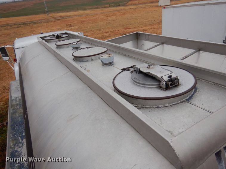 image for item MT9811 Ford C700  fuel truck