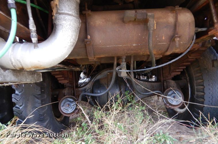 image for item MT9811 Ford C700  fuel truck