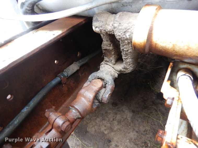 image for item MT9811 Ford C700  fuel truck