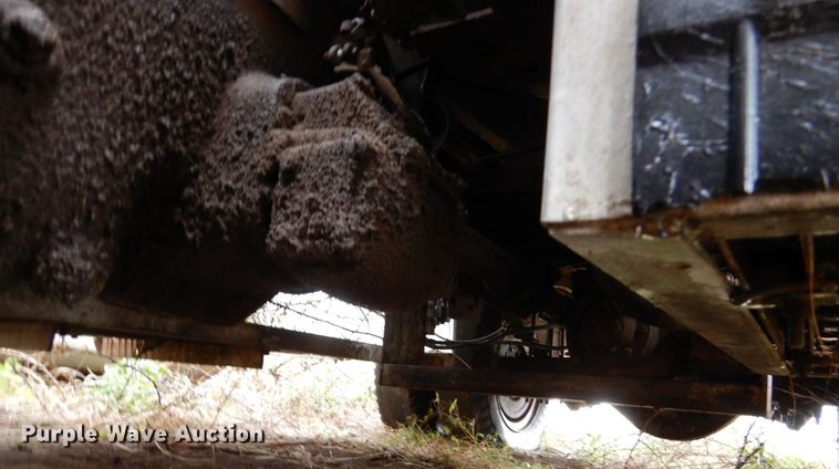 image for item MT9811 Ford C700  fuel truck