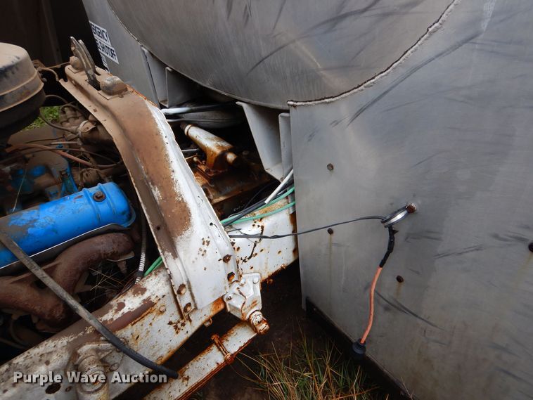 image for item MT9811 Ford C700  fuel truck