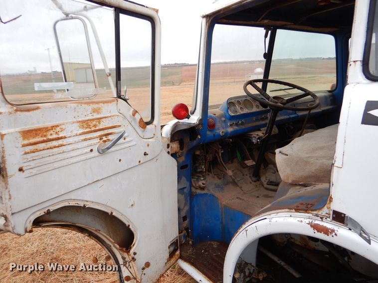 image for item MT9811 Ford C700  fuel truck