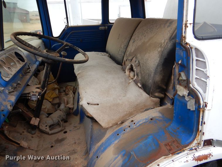 image for item MT9811 Ford C700  fuel truck