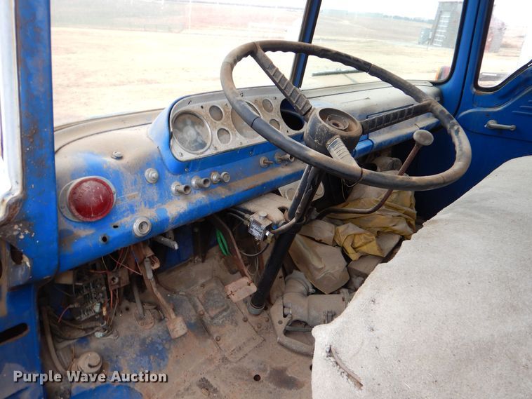 image for item MT9811 Ford C700  fuel truck