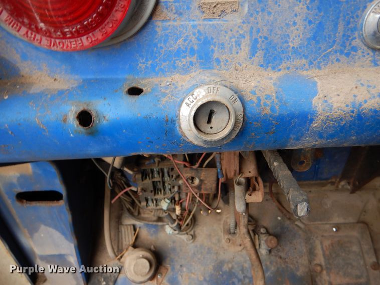 image for item MT9811 Ford C700  fuel truck