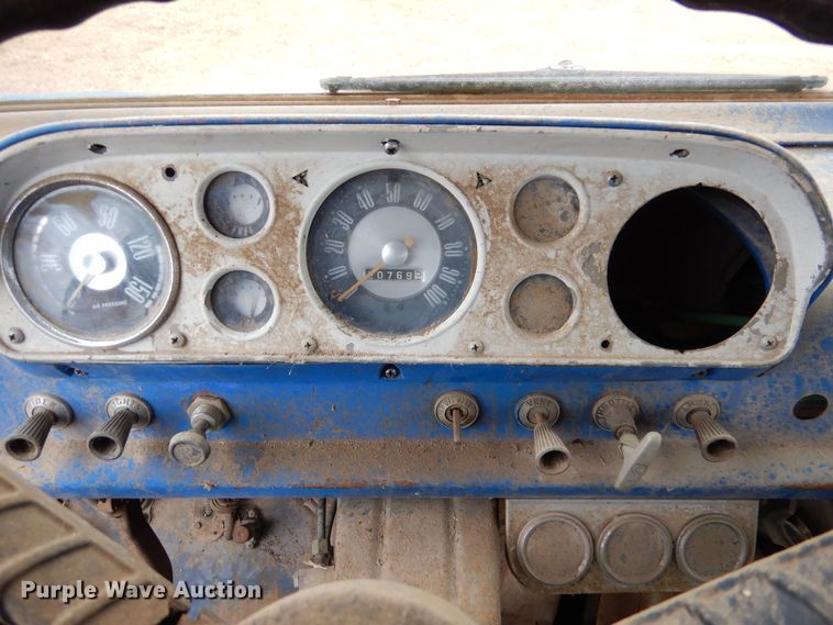 image for item MT9811 Ford C700  fuel truck