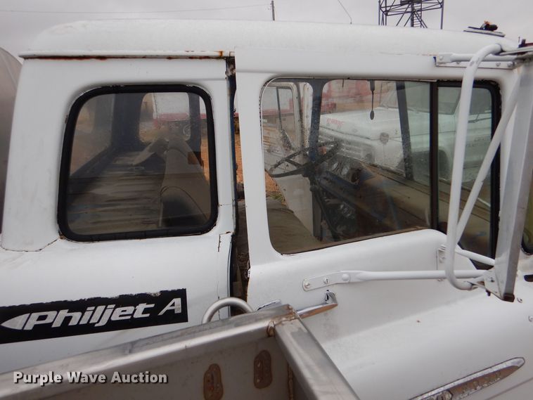 image for item MT9811 Ford C700  fuel truck