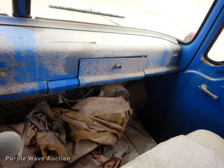 image for item MT9811 Ford C700  fuel truck