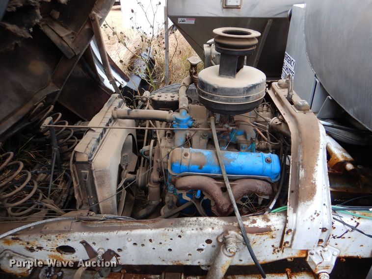 image for item MT9811 Ford C700  fuel truck